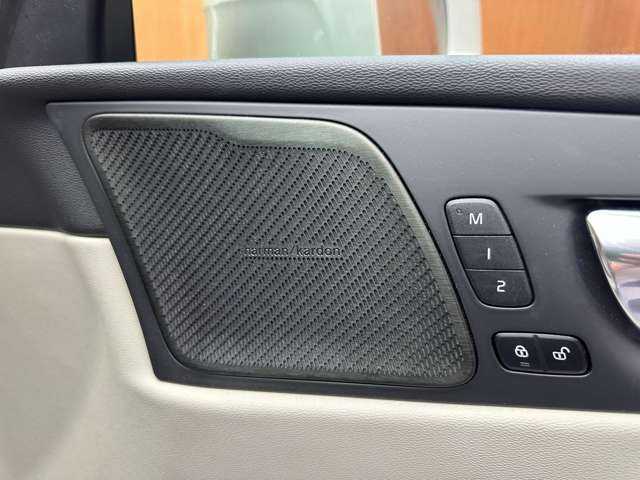 ボルボ ＸＣ６０ D4 AWD インスクリプション 千葉県 2019(令1)年 2.6万km ゴールド ＡＣＣ　/革　/ｈａｒｍａｎｋａｒｄｏｎサウンド　/ナビ　/ＴＶ　/３６０°/Ｂｌｕｅｔｏｏｔｈ接続　/ＨＵＤ　　/シートＨ　/ベンチレーション　/電動リアゲート　/パーキングアシスト　/衝突軽減Ｂ　/ＢＳＭ　/ＬＫＡ　/ドラレコ