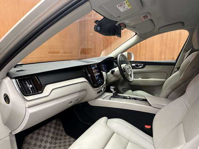 ボルボ ＸＣ６０ D4 AWD インスクリプション 千葉県 2019(令1)年 2.6万km ゴールド ＡＣＣ　/革　/ｈａｒｍａｎｋａｒｄｏｎサウンド　/ナビ　/ＴＶ　/３６０°/Ｂｌｕｅｔｏｏｔｈ接続　/ＨＵＤ　　/シートＨ　/ベンチレーション　/電動リアゲート　/パーキングアシスト　/衝突軽減Ｂ　/ＢＳＭ　/ＬＫＡ　/ドラレコ