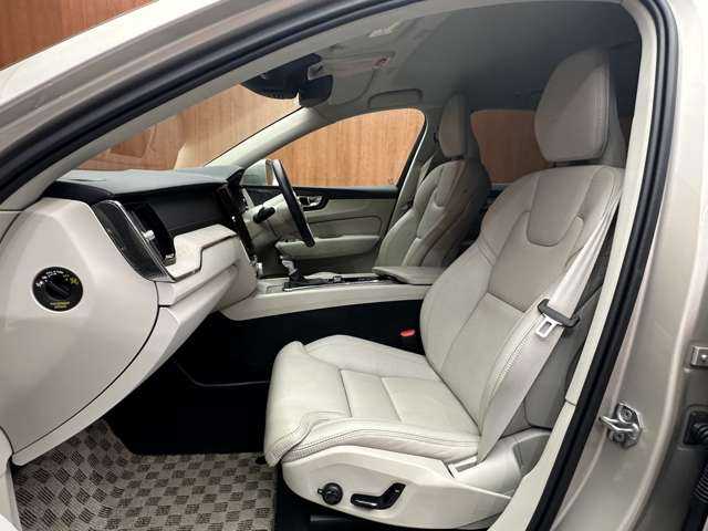 ボルボ ＸＣ６０ D4 AWD インスクリプション 千葉県 2019(令1)年 2.6万km ゴールド ＡＣＣ　/革　/ｈａｒｍａｎｋａｒｄｏｎサウンド　/ナビ　/ＴＶ　/３６０°/Ｂｌｕｅｔｏｏｔｈ接続　/ＨＵＤ　　/シートＨ　/ベンチレーション　/電動リアゲート　/パーキングアシスト　/衝突軽減Ｂ　/ＢＳＭ　/ＬＫＡ　/ドラレコ