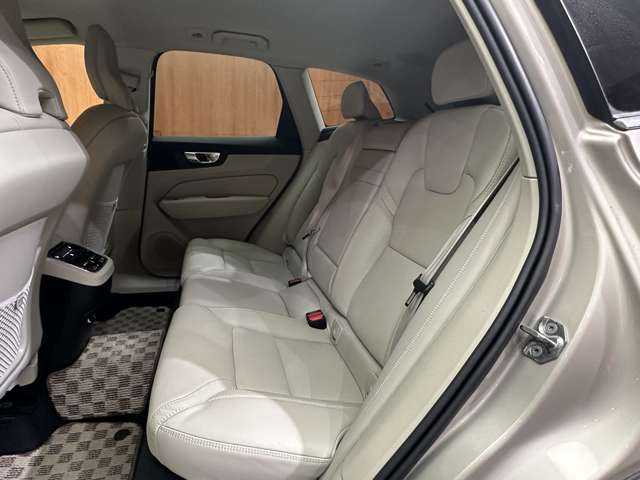 ボルボ ＸＣ６０ D4 AWD インスクリプション 千葉県 2019(令1)年 2.6万km ゴールド ＡＣＣ　/革　/ｈａｒｍａｎｋａｒｄｏｎサウンド　/ナビ　/ＴＶ　/３６０°/Ｂｌｕｅｔｏｏｔｈ接続　/ＨＵＤ　　/シートＨ　/ベンチレーション　/電動リアゲート　/パーキングアシスト　/衝突軽減Ｂ　/ＢＳＭ　/ＬＫＡ　/ドラレコ