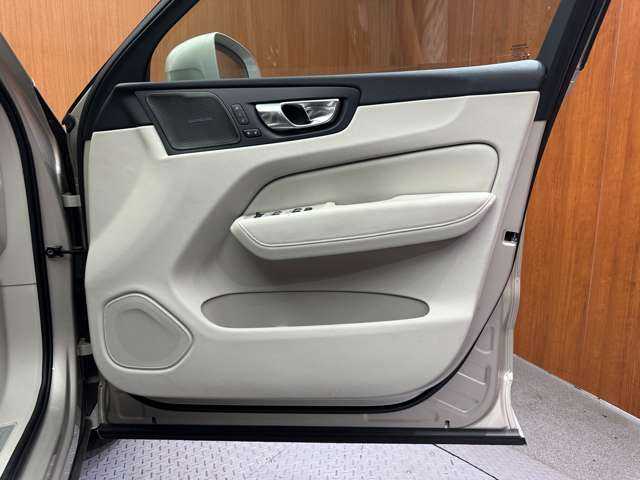 ボルボ ＸＣ６０ D4 AWD インスクリプション 千葉県 2019(令1)年 2.6万km ゴールド ＡＣＣ　/革　/ｈａｒｍａｎｋａｒｄｏｎサウンド　/ナビ　/ＴＶ　/３６０°/Ｂｌｕｅｔｏｏｔｈ接続　/ＨＵＤ　　/シートＨ　/ベンチレーション　/電動リアゲート　/パーキングアシスト　/衝突軽減Ｂ　/ＢＳＭ　/ＬＫＡ　/ドラレコ