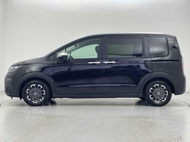 ホンダ フリード ハイブリット e:HEV クロスター 愛知県 2025(令7)年 0.1千km クリスタルブラックパール 登録済未使用車/ホンダセンシング/・衝突軽減ブレーキ/・誤発進抑制機能/・後方誤発進抑制機能/・近距離衝突軽減ブレーキ/・歩行者事故低減ステアリング/・路外逸脱抑制機能/・渋滞追従付アダプティブクルーズコントロール/・トラフィックアラート/・先行車発進のお知らせ/・オートハイビーム/・パーキングセンサー/純正9インチナビ/・AppleCarPlay/Android Auto/・Bluetooth/・フルセグTV/・FM/AM/バックカメラ/両側パワースライドドア/純正アルミホイール/ハーフレザーシート/シートヒーター/LEDヘッドライト/スマートキー/プッシュスタート