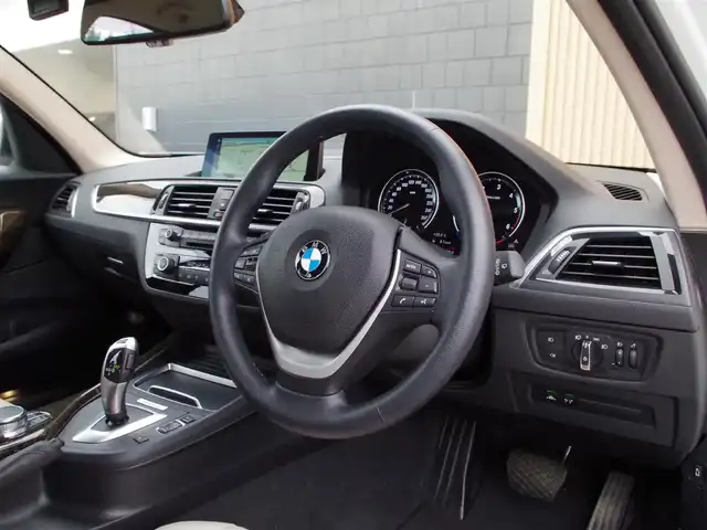 ＢＭＷ １１８ｄ ファッショニスタ 埼玉県 2019(平31)年 2.6万km 白 特別仕様車/オイスターレザーシート/アダプティブクルーズコントロール/インテリジェントセーフティ/パークディンスタンスコントロール/バックカメラ/純正ナビ/ドラレコ/ETC/シートヒーター/シートポジションメモリー機能