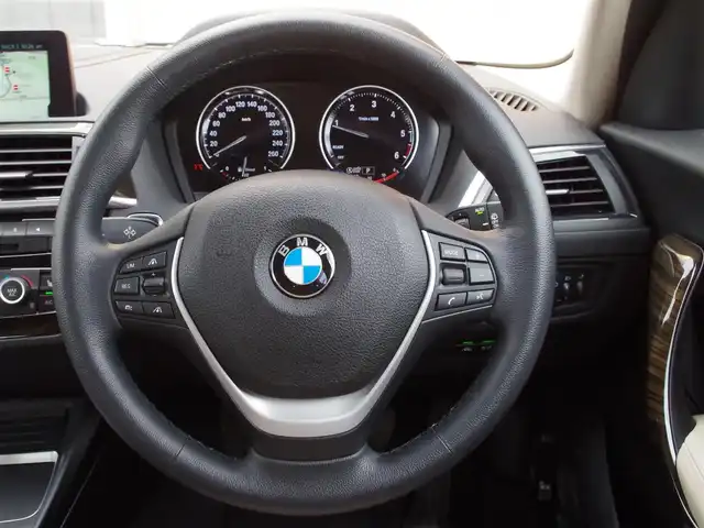 ＢＭＷ １１８ｄ ファッショニスタ 埼玉県 2019(平31)年 2.6万km 白 特別仕様車/オイスターレザーシート/アダプティブクルーズコントロール/インテリジェントセーフティ/パークディンスタンスコントロール/バックカメラ/純正ナビ/ドラレコ/ETC/シートヒーター/シートポジションメモリー機能