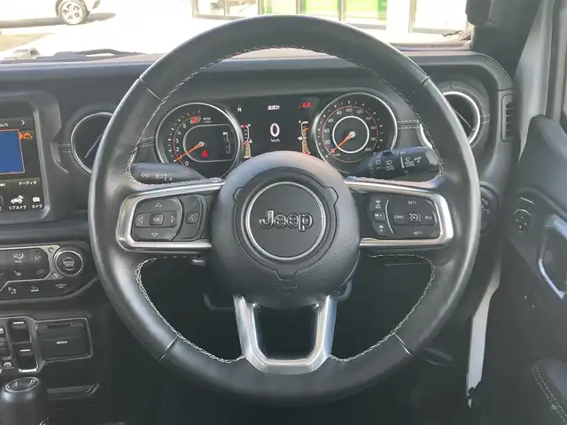 クライスラー・ジープ ジープ ラングラー アンリミテッド サハラ 道南・函館 2023(令5)年 1.8万km ブライトホワイト /純正ナビ//フルセグTV//バックカメラ//サイドカメラ//フロントカメラ//ETC2.0//ブラックレザーシート//前席シートヒーター//ステアリングヒーター//防眩ミラー//自動緊急ブレーキ//ParkSense//ACC//ブラインドスポット警告//LEDヘッドライト//オートライト//スマートキー//エンジンプッシュスタート