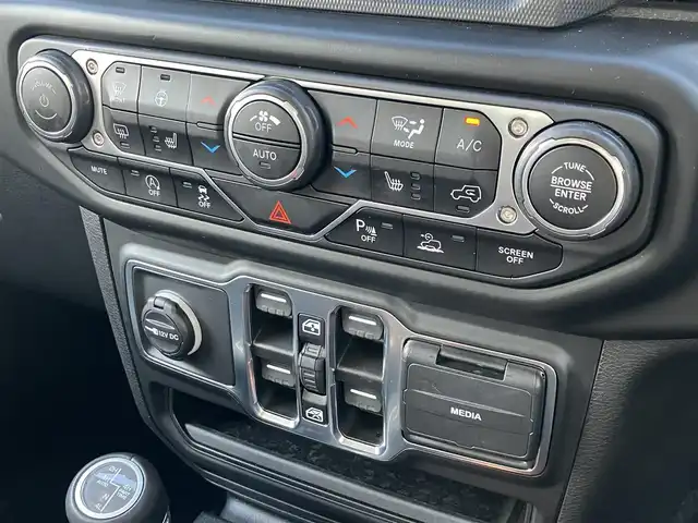 クライスラー・ジープ ジープ ラングラー アンリミテッド サハラ 道南・函館 2023(令5)年 1.8万km ブライトホワイト /純正ナビ//フルセグTV//バックカメラ//サイドカメラ//フロントカメラ//ETC2.0//ブラックレザーシート//前席シートヒーター//ステアリングヒーター//防眩ミラー//自動緊急ブレーキ//ParkSense//ACC//ブラインドスポット警告//LEDヘッドライト//オートライト//スマートキー//エンジンプッシュスタート