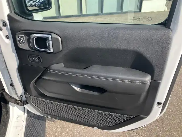 クライスラー・ジープ ジープ ラングラー アンリミテッド サハラ 道南・函館 2023(令5)年 1.8万km ブライトホワイト /純正ナビ//フルセグTV//バックカメラ//サイドカメラ//フロントカメラ//ETC2.0//ブラックレザーシート//前席シートヒーター//ステアリングヒーター//防眩ミラー//自動緊急ブレーキ//ParkSense//ACC//ブラインドスポット警告//LEDヘッドライト//オートライト//スマートキー//エンジンプッシュスタート