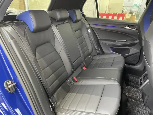 フォルクスワーゲン ＶＷ ゴルフ Ｒ 20イヤーズ 埼玉県 2024(令6)年 0.9万km 青 /ワンオーナー//4WD/ターボ//純正メモリナビ//バックカメラ//黒レザーシート//運転席パワーシート//前2席シートヒーター//前2席エアシート//アダプティブクルーズコントロール//ビルトインETC//スマートキーx2//LEDヘッドライト//フロントアシスト/ (プリクラッシュブレーキシステム)//サイドアシスト/ (レーンチェンジアシストシステム)//レーンアシスト/ (レーンキープアシストシステム)//クリアランスソナー//W.サイド.カーテンエアバッグ//ABS/横滑り防止装置//パドルシフト//革巻きステアリング//ステアリングヒーター//オートライト//プライバシーガラス//純正AKRAPOVICチタンマフラー//純正19インチAW//新車時保証書//取扱説明書