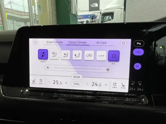 フォルクスワーゲン ＶＷ ゴルフ Ｒ 20イヤーズ 埼玉県 2024(令6)年 0.9万km 青 /ワンオーナー//4WD/ターボ//純正メモリナビ//バックカメラ//黒レザーシート//運転席パワーシート//前2席シートヒーター//前2席エアシート//アダプティブクルーズコントロール//ビルトインETC//スマートキーx2//LEDヘッドライト//フロントアシスト/ (プリクラッシュブレーキシステム)//サイドアシスト/ (レーンチェンジアシストシステム)//レーンアシスト/ (レーンキープアシストシステム)//クリアランスソナー//W.サイド.カーテンエアバッグ//ABS/横滑り防止装置//パドルシフト//革巻きステアリング//ステアリングヒーター//オートライト//プライバシーガラス//純正AKRAPOVICチタンマフラー//純正19インチAW//新車時保証書//取扱説明書