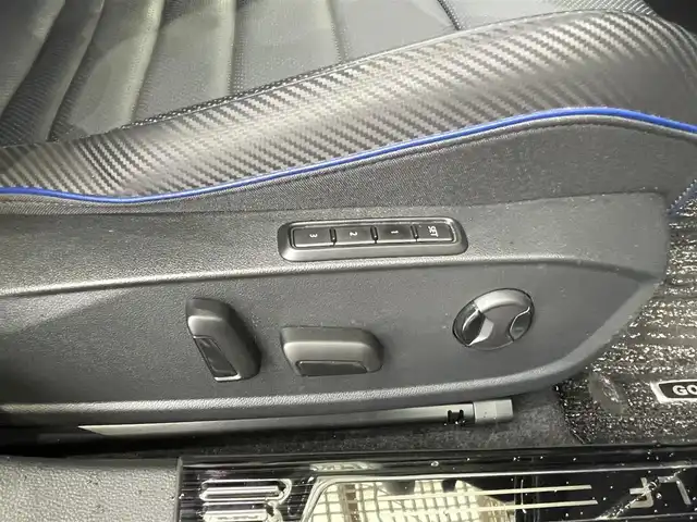 フォルクスワーゲン ＶＷ ゴルフ Ｒ 20イヤーズ 埼玉県 2024(令6)年 0.9万km 青 /ワンオーナー//4WD/ターボ//純正メモリナビ//バックカメラ//黒レザーシート//運転席パワーシート//前2席シートヒーター//前2席エアシート//アダプティブクルーズコントロール//ビルトインETC//スマートキーx2//LEDヘッドライト//フロントアシスト/ (プリクラッシュブレーキシステム)//サイドアシスト/ (レーンチェンジアシストシステム)//レーンアシスト/ (レーンキープアシストシステム)//クリアランスソナー//W.サイド.カーテンエアバッグ//ABS/横滑り防止装置//パドルシフト//革巻きステアリング//ステアリングヒーター//オートライト//プライバシーガラス//純正AKRAPOVICチタンマフラー//純正19インチAW//新車時保証書//取扱説明書