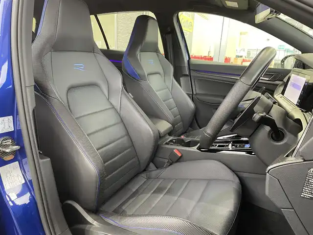 フォルクスワーゲン ＶＷ ゴルフ Ｒ 20イヤーズ 埼玉県 2024(令6)年 0.9万km 青 /ワンオーナー//4WD/ターボ//純正メモリナビ//バックカメラ//黒レザーシート//運転席パワーシート//前2席シートヒーター//前2席エアシート//アダプティブクルーズコントロール//ビルトインETC//スマートキーx2//LEDヘッドライト//フロントアシスト/ (プリクラッシュブレーキシステム)//サイドアシスト/ (レーンチェンジアシストシステム)//レーンアシスト/ (レーンキープアシストシステム)//クリアランスソナー//W.サイド.カーテンエアバッグ//ABS/横滑り防止装置//パドルシフト//革巻きステアリング//ステアリングヒーター//オートライト//プライバシーガラス//純正AKRAPOVICチタンマフラー//純正19インチAW//新車時保証書//取扱説明書