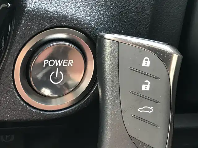 レクサス ＥＳ 300h グレイスフルエスコート 富山県 2023(令5)年 3.9万km ソニッククロム サンルーフ/純正ディスプレイオーディオ/ナビ/フルセグTV/Bluetooth/全周囲カメラ/ドライブレコーダー/衝突被害軽減ブレーキ/コーナーセンサー/レーンキープアシスト/ブラインドスポットモニター/レーダークルーズコントロール/クリムゾンレザーシート/メモリー付パワーシート/シートヒーター/エアシート/三眼LEDヘッドライト/ETC2.0