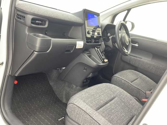 トヨタ シエンタ ハイブリッド Z 沖縄県 2022(令4)年 4.3万km ホワイトパールクリスタルシャイン 禁煙車　/純正ディスプレイオーディオ　ナビ付き/Bluetooth接続/USB/パノラミックビューモニター/トヨタセーフティセンス/・衝突被害軽減ブレーキ (プリクラッシュセーフティ)																									/・ハンドル操作サポート (レーントレーシングアシスト)																									/・追従ドライブ支援機能 (レーダークルーズコントロール)																									/・車線はみ出しアラート (レーンディパーチャーアラート)																									/・自動ハイビーム (オートマチックハイビーム)																									　　/両側パワースライドドア　/100V充電/ステアリングスイッチ/ブラインドスポットモニター　/後席サンシェード/純正フロアマット/プッシュスタート/スマートキー/オートライト/電動格納ウインカーミラー