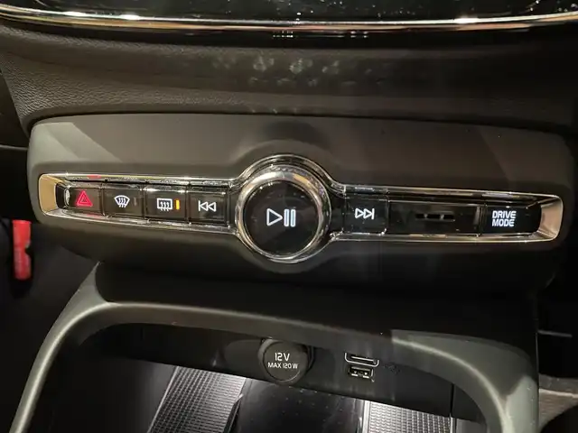 ボルボ ＸＣ４０ T4 AWD インスクリプション 道央・札幌 2020(令2)年 3.5万km デニムブルーメタリック デニムブルーメタリック/harman/kardonサラウンド/純正HDDナビ/フルセグTV/USB/Bluetooth/360°カメラ/パークアシストパイロット/本革シート/シートヒーター/ステアリングヒーター/ACC/BLIS/CTA/LKA/パイロットアシスト/LEDヘッドライト/ワイヤレスチャージング/パワーテールゲート