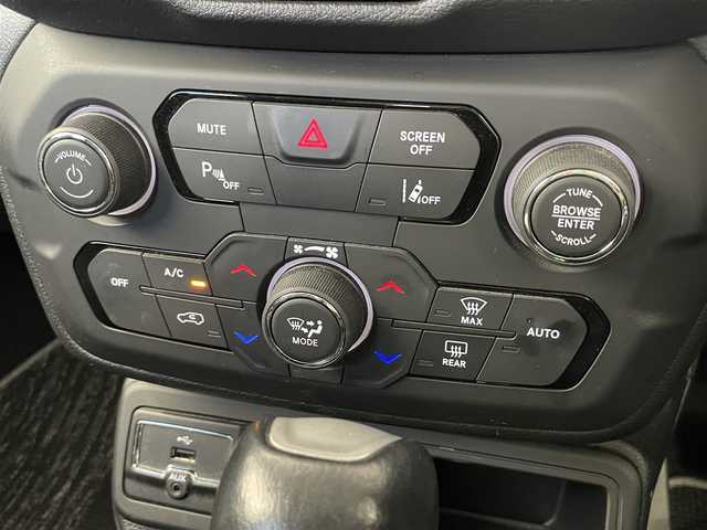 クライスラー・ジープ ジープ レネゲード ロンジチュード 静岡県 2021(令3)年 3.9万km 白Ⅱ 外装色アルパインホワイト（PWV）/7インチタッチパネルモニター/・Apple Carplay /Android　Auto/・Bluetooth/・AM/FM/・バックカメラ/クルーズコントロール/諸突軽減ブレーキ/車線逸脱警報/ブラインドスポットモニター/コーナーセンサー/純正16インチアルミホイール