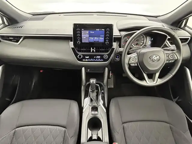 トヨタ カローラ クロス G 熊本県 2023(令5)年 2.6万km プラチナホワイトパールマイカ 純正ナビ（ＡｐｐｌＣａｒＰｌａｙ・ＡｎｄｒｏｉｄＡｕｔｏ・ＢＴ・ＵＳＢ）/バックカメラ　/ＥＴＣ　/前後クリアランスソナー　/トヨタセーフティーセンス/・プリクラッシュセーフティ/・レーントレーシングアシスト/・ロードサインアシスト/・オートマチックハイビーム/・アダブティブクルーズコントロール/・駐車時支援パーキングサポートシステム/横滑り防止/電動パーキング/ブレーキホールド/オートリトラミラー/オートライト/LEDヘッドライト/スマートキー/プッシュスタート