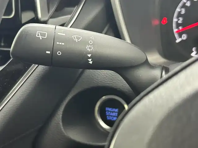トヨタ カローラ クロス G 熊本県 2023(令5)年 2.6万km プラチナホワイトパールマイカ 純正ナビ（ＡｐｐｌＣａｒＰｌａｙ・ＡｎｄｒｏｉｄＡｕｔｏ・ＢＴ・ＵＳＢ）/バックカメラ　/ＥＴＣ　/前後クリアランスソナー　/トヨタセーフティーセンス/・プリクラッシュセーフティ/・レーントレーシングアシスト/・ロードサインアシスト/・オートマチックハイビーム/・アダブティブクルーズコントロール/・駐車時支援パーキングサポートシステム/横滑り防止/電動パーキング/ブレーキホールド/オートリトラミラー/オートライト/LEDヘッドライト/スマートキー/プッシュスタート