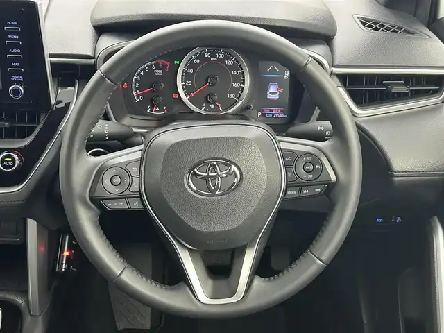 トヨタ カローラ クロス G 熊本県 2023(令5)年 2.6万km プラチナホワイトパールマイカ 純正ナビ（ＡｐｐｌＣａｒＰｌａｙ・ＡｎｄｒｏｉｄＡｕｔｏ・ＢＴ・ＵＳＢ）/バックカメラ　/ＥＴＣ　/前後クリアランスソナー　/トヨタセーフティーセンス/・プリクラッシュセーフティ/・レーントレーシングアシスト/・ロードサインアシスト/・オートマチックハイビーム/・アダブティブクルーズコントロール/・駐車時支援パーキングサポートシステム/横滑り防止/電動パーキング/ブレーキホールド/オートリトラミラー/オートライト/LEDヘッドライト/スマートキー/プッシュスタート