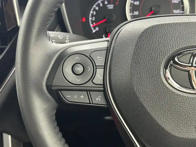 トヨタ カローラ クロス G 熊本県 2023(令5)年 2.6万km プラチナホワイトパールマイカ 純正ナビ（ＡｐｐｌＣａｒＰｌａｙ・ＡｎｄｒｏｉｄＡｕｔｏ・ＢＴ・ＵＳＢ）/バックカメラ　/ＥＴＣ　/前後クリアランスソナー　/トヨタセーフティーセンス/・プリクラッシュセーフティ/・レーントレーシングアシスト/・ロードサインアシスト/・オートマチックハイビーム/・アダブティブクルーズコントロール/・駐車時支援パーキングサポートシステム/横滑り防止/電動パーキング/ブレーキホールド/オートリトラミラー/オートライト/LEDヘッドライト/スマートキー/プッシュスタート