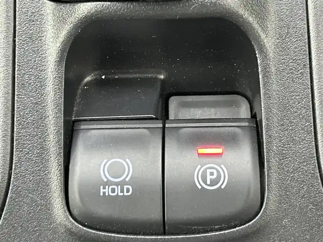 トヨタ カローラ クロス G 熊本県 2023(令5)年 2.6万km プラチナホワイトパールマイカ 純正ナビ（ＡｐｐｌＣａｒＰｌａｙ・ＡｎｄｒｏｉｄＡｕｔｏ・ＢＴ・ＵＳＢ）/バックカメラ　/ＥＴＣ　/前後クリアランスソナー　/トヨタセーフティーセンス/・プリクラッシュセーフティ/・レーントレーシングアシスト/・ロードサインアシスト/・オートマチックハイビーム/・アダブティブクルーズコントロール/・駐車時支援パーキングサポートシステム/横滑り防止/電動パーキング/ブレーキホールド/オートリトラミラー/オートライト/LEDヘッドライト/スマートキー/プッシュスタート