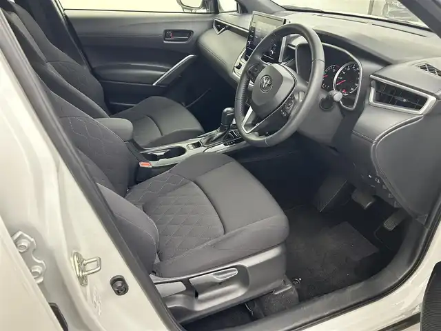 トヨタ カローラ クロス G 熊本県 2023(令5)年 2.6万km プラチナホワイトパールマイカ 純正ナビ（ＡｐｐｌＣａｒＰｌａｙ・ＡｎｄｒｏｉｄＡｕｔｏ・ＢＴ・ＵＳＢ）/バックカメラ　/ＥＴＣ　/前後クリアランスソナー　/トヨタセーフティーセンス/・プリクラッシュセーフティ/・レーントレーシングアシスト/・ロードサインアシスト/・オートマチックハイビーム/・アダブティブクルーズコントロール/・駐車時支援パーキングサポートシステム/横滑り防止/電動パーキング/ブレーキホールド/オートリトラミラー/オートライト/LEDヘッドライト/スマートキー/プッシュスタート