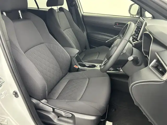 トヨタ カローラ クロス G 熊本県 2023(令5)年 2.6万km プラチナホワイトパールマイカ 純正ナビ（ＡｐｐｌＣａｒＰｌａｙ・ＡｎｄｒｏｉｄＡｕｔｏ・ＢＴ・ＵＳＢ）/バックカメラ　/ＥＴＣ　/前後クリアランスソナー　/トヨタセーフティーセンス/・プリクラッシュセーフティ/・レーントレーシングアシスト/・ロードサインアシスト/・オートマチックハイビーム/・アダブティブクルーズコントロール/・駐車時支援パーキングサポートシステム/横滑り防止/電動パーキング/ブレーキホールド/オートリトラミラー/オートライト/LEDヘッドライト/スマートキー/プッシュスタート