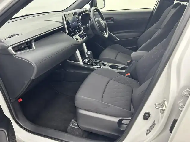 トヨタ カローラ クロス G 熊本県 2023(令5)年 2.6万km プラチナホワイトパールマイカ 純正ナビ（ＡｐｐｌＣａｒＰｌａｙ・ＡｎｄｒｏｉｄＡｕｔｏ・ＢＴ・ＵＳＢ）/バックカメラ　/ＥＴＣ　/前後クリアランスソナー　/トヨタセーフティーセンス/・プリクラッシュセーフティ/・レーントレーシングアシスト/・ロードサインアシスト/・オートマチックハイビーム/・アダブティブクルーズコントロール/・駐車時支援パーキングサポートシステム/横滑り防止/電動パーキング/ブレーキホールド/オートリトラミラー/オートライト/LEDヘッドライト/スマートキー/プッシュスタート