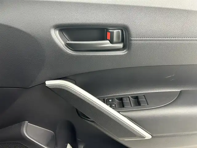 トヨタ カローラ クロス G 熊本県 2023(令5)年 2.6万km プラチナホワイトパールマイカ 純正ナビ（ＡｐｐｌＣａｒＰｌａｙ・ＡｎｄｒｏｉｄＡｕｔｏ・ＢＴ・ＵＳＢ）/バックカメラ　/ＥＴＣ　/前後クリアランスソナー　/トヨタセーフティーセンス/・プリクラッシュセーフティ/・レーントレーシングアシスト/・ロードサインアシスト/・オートマチックハイビーム/・アダブティブクルーズコントロール/・駐車時支援パーキングサポートシステム/横滑り防止/電動パーキング/ブレーキホールド/オートリトラミラー/オートライト/LEDヘッドライト/スマートキー/プッシュスタート