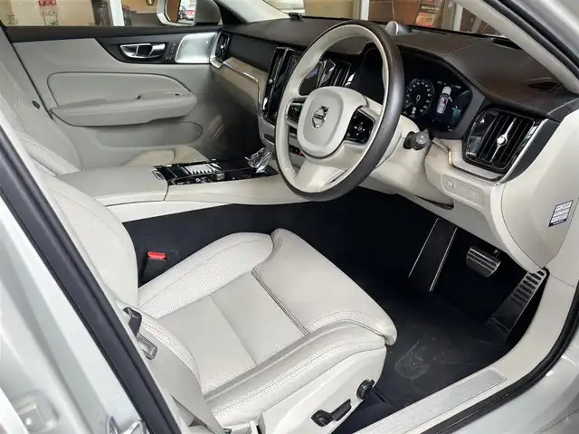 ボルボ Ｖ６０ T6 ツインEG AWD インスクリプション 宮城県 2020(令2)年 1.9万km グレー アクティブクルーズコントロール/BLIS/レーンキープアシスト/Bowers&Wilkinsサウンドシステム/ヘッドアップディスプレイ/パノラマガラスサンルーフ/純正ナビゲーションシステム/フルセグTV/360°カメラシステム/ホワイトレザーシート/シートヒーター/シートベンチレーション/メモリ機能付きパワーシート /LEDヘッドライト/純正19インチAW/スマートキーシステム/パワーバックドア /車体色：バーチライトメタリック