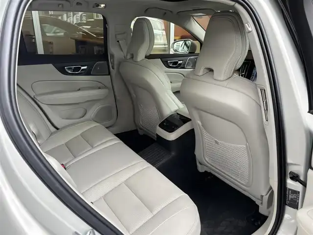 ボルボ Ｖ６０ T6 ツインEG AWD インスクリプション 宮城県 2020(令2)年 1.9万km グレー アクティブクルーズコントロール/BLIS/レーンキープアシスト/Bowers&Wilkinsサウンドシステム/ヘッドアップディスプレイ/パノラマガラスサンルーフ/純正ナビゲーションシステム/フルセグTV/360°カメラシステム/ホワイトレザーシート/シートヒーター/シートベンチレーション/メモリ機能付きパワーシート /LEDヘッドライト/純正19インチAW/スマートキーシステム/パワーバックドア /車体色：バーチライトメタリック