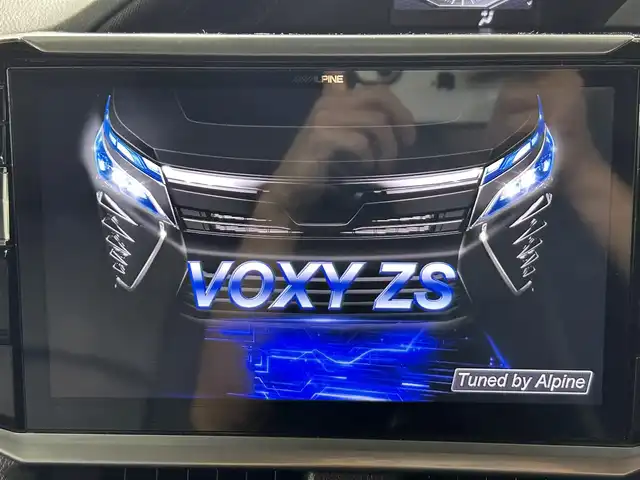 トヨタ ヴォクシー ZS 佐賀県 2017(平29)年 5.9万km ブラック 社外アルパイン製11インチナビ【EX11Z】/（フルセグTV.CD.DVD.Bluetooth）/社外アルパイン製12.8インチフリップダウンモニター/衝突被害軽減システム/バックカメラ/クルーズコントロール/車線逸脱警報/クリアランスソナー/先行車発信お知らせ機能/オートライト/オートマチックハイビーム/LEDヘッドライト/ビルトインETC/両側パワースライドドア/レザー調シートカバー/社外18インチアルミホイール/フォグライト/ウォークスルー/社外フロアマット/スマートキー