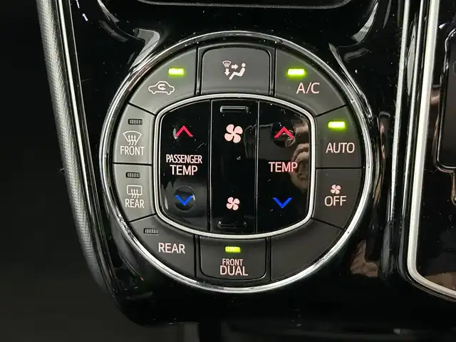 トヨタ ヴォクシー ZS 佐賀県 2017(平29)年 5.9万km ブラック 社外アルパイン製11インチナビ【EX11Z】/（フルセグTV.CD.DVD.Bluetooth）/社外アルパイン製12.8インチフリップダウンモニター/衝突被害軽減システム/バックカメラ/クルーズコントロール/車線逸脱警報/クリアランスソナー/先行車発信お知らせ機能/オートライト/オートマチックハイビーム/LEDヘッドライト/ビルトインETC/両側パワースライドドア/レザー調シートカバー/社外18インチアルミホイール/フォグライト/ウォークスルー/社外フロアマット/スマートキー
