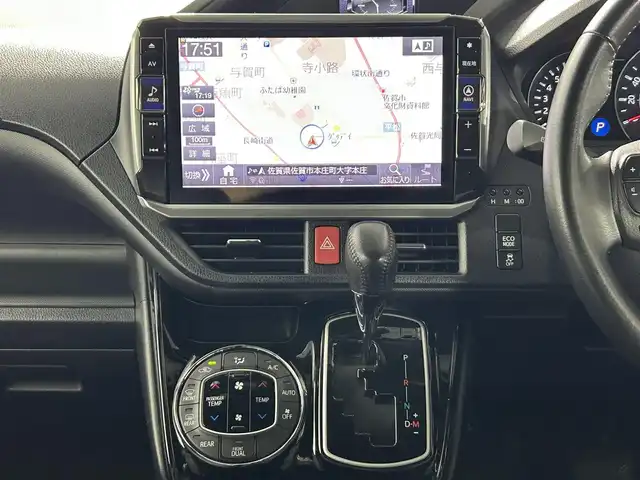 トヨタ ヴォクシー ZS 佐賀県 2017(平29)年 5.9万km ブラック 社外アルパイン製11インチナビ【EX11Z】/（フルセグTV.CD.DVD.Bluetooth）/社外アルパイン製12.8インチフリップダウンモニター/衝突被害軽減システム/バックカメラ/クルーズコントロール/車線逸脱警報/クリアランスソナー/先行車発信お知らせ機能/オートライト/オートマチックハイビーム/LEDヘッドライト/ビルトインETC/両側パワースライドドア/レザー調シートカバー/社外18インチアルミホイール/フォグライト/ウォークスルー/社外フロアマット/スマートキー