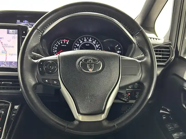 トヨタ ヴォクシー ZS 佐賀県 2017(平29)年 5.9万km ブラック 社外アルパイン製11インチナビ【EX11Z】/（フルセグTV.CD.DVD.Bluetooth）/社外アルパイン製12.8インチフリップダウンモニター/衝突被害軽減システム/バックカメラ/クルーズコントロール/車線逸脱警報/クリアランスソナー/先行車発信お知らせ機能/オートライト/オートマチックハイビーム/LEDヘッドライト/ビルトインETC/両側パワースライドドア/レザー調シートカバー/社外18インチアルミホイール/フォグライト/ウォークスルー/社外フロアマット/スマートキー