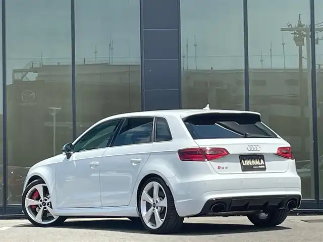 アウディ ＲＳ３ 石川県 2016(平28)年 5.9万km グレイシアホワイトメタリック 純正ナビ/アダプティブルクルーズコントロール/ファインナッパレザー（ブラック）/Bang＆Olufsenサウンドシステム/LEDヘッドライト/パドルシフト/スマートキー/サイドアシスト/シートヒーター/レッドブレーキキャリパー/コーナーセンサー/バックカメラ