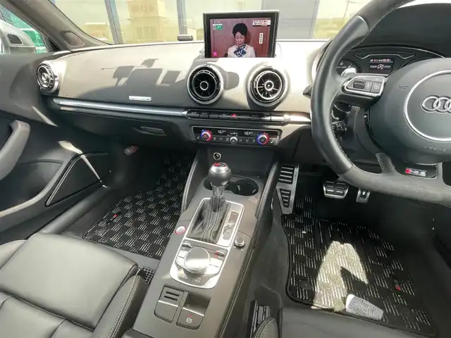 アウディ ＲＳ３ 石川県 2016(平28)年 5.9万km グレイシアホワイトメタリック 純正ナビ/アダプティブルクルーズコントロール/ファインナッパレザー（ブラック）/Bang＆Olufsenサウンドシステム/LEDヘッドライト/パドルシフト/スマートキー/サイドアシスト/シートヒーター/レッドブレーキキャリパー/コーナーセンサー/バックカメラ