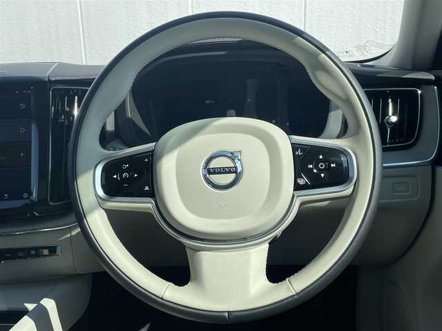 ボルボ ボルボ ＸＣ６０ B5 AWD インスクリプション 東京都 2022(令4)年 1.4万km 白 純正ナビ/360°カメラ/ACC/android auto/apple car play/レザーシート/シートヒーター/シートエアコン/ドライブレコーダー/ETC2.0/HUD