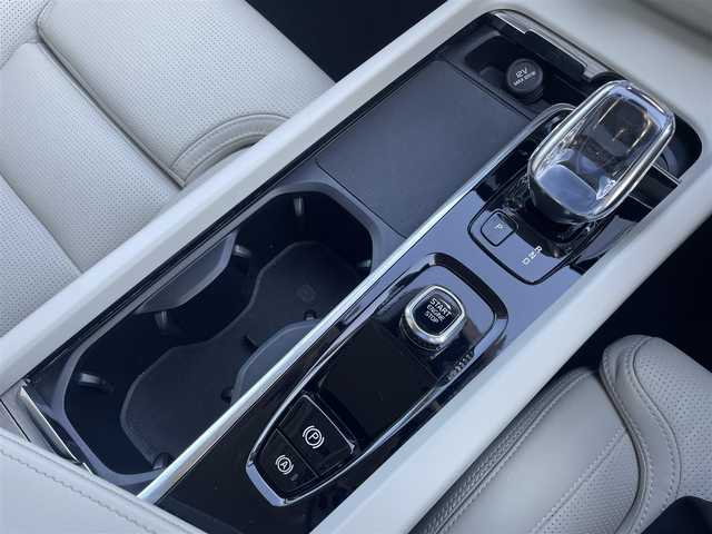 ボルボ ボルボ ＸＣ６０ B5 AWD インスクリプション 東京都 2022(令4)年 1.4万km 白 純正ナビ/360°カメラ/ACC/android auto/apple car play/レザーシート/シートヒーター/シートエアコン/ドライブレコーダー/ETC2.0/HUD