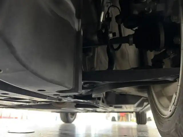 スズキ スイフト HYBRID RS 長野県 2018(平30)年 3.3万km プレミアムシルバーメタリック 純正SDナビ/（FM/AM/SD/フルセグTV/Bluetooth/DISC）/スズキセーフティサポート/・デュアルセンサーブレーキサポート/・車線逸脱抑制機能/・車線逸脱警報機能/・ふらつき警報機能/・アダプティブクルーズコントロール（ACC）/・標識認識機能（車両進入禁止、はみ出し通行禁止、最高速度）/全方位カメラ/W+サイドエアバッグ/ABS/横滑り防止装置/プッシュスタート/アイドリングストップ/スマートキー/AACエアコン/パドルシフト/クルコン/ステアリングスイッチ/D席シートヒーター/オートライト/LEDヘッドライト/フォグランプ/リアフォグランプ/電格ウインカーミラー/インターバルタイマー調整式ワイパー/純正フロアマット/純正16インチアルミホイール/ETC2.0/社外ワイドルームミラー/取扱説明書