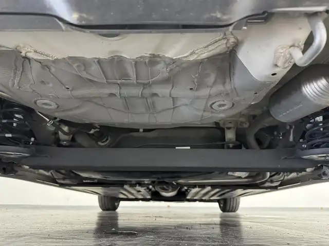 スズキ スイフト HYBRID RS 長野県 2018(平30)年 3.3万km プレミアムシルバーメタリック 純正SDナビ/（FM/AM/SD/フルセグTV/Bluetooth/DISC）/スズキセーフティサポート/・デュアルセンサーブレーキサポート/・車線逸脱抑制機能/・車線逸脱警報機能/・ふらつき警報機能/・アダプティブクルーズコントロール（ACC）/・標識認識機能（車両進入禁止、はみ出し通行禁止、最高速度）/全方位カメラ/W+サイドエアバッグ/ABS/横滑り防止装置/プッシュスタート/アイドリングストップ/スマートキー/AACエアコン/パドルシフト/クルコン/ステアリングスイッチ/D席シートヒーター/オートライト/LEDヘッドライト/フォグランプ/リアフォグランプ/電格ウインカーミラー/インターバルタイマー調整式ワイパー/純正フロアマット/純正16インチアルミホイール/ETC2.0/社外ワイドルームミラー/取扱説明書