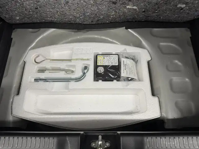 スズキ スイフト HYBRID RS 長野県 2018(平30)年 3.3万km プレミアムシルバーメタリック 純正SDナビ/（FM/AM/SD/フルセグTV/Bluetooth/DISC）/スズキセーフティサポート/・デュアルセンサーブレーキサポート/・車線逸脱抑制機能/・車線逸脱警報機能/・ふらつき警報機能/・アダプティブクルーズコントロール（ACC）/・標識認識機能（車両進入禁止、はみ出し通行禁止、最高速度）/全方位カメラ/W+サイドエアバッグ/ABS/横滑り防止装置/プッシュスタート/アイドリングストップ/スマートキー/AACエアコン/パドルシフト/クルコン/ステアリングスイッチ/D席シートヒーター/オートライト/LEDヘッドライト/フォグランプ/リアフォグランプ/電格ウインカーミラー/インターバルタイマー調整式ワイパー/純正フロアマット/純正16インチアルミホイール/ETC2.0/社外ワイドルームミラー/取扱説明書
