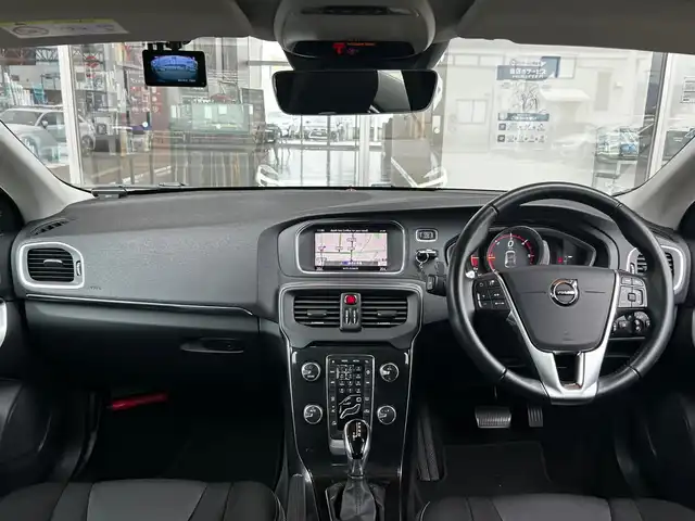 ボルボ Ｖ４０ D4 モメンタム 富山県 2018(平30)年 4.4万km 白 純正HDDナビ/Bluetooth接続/AM/FMラジオ/DVD/CD再生/USB接続/フルセグTV/前後ドラレコ/アイドリングストップ/バックカメラ/プッシュスタート/ACC/ETC/コーナーセンサー/ブラインドスポット/衝突軽減/車線逸脱防止/盗難防止装置