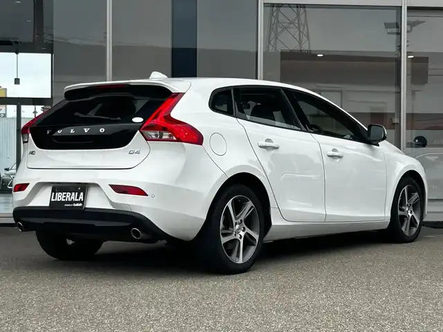 ボルボ Ｖ４０ D4 モメンタム 富山県 2018(平30)年 4.4万km 白 純正HDDナビ/Bluetooth接続/AM/FMラジオ/DVD/CD再生/USB接続/フルセグTV/前後ドラレコ/アイドリングストップ/バックカメラ/プッシュスタート/ACC/ETC/コーナーセンサー/ブラインドスポット/衝突軽減/車線逸脱防止/盗難防止装置