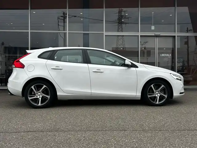 ボルボ Ｖ４０ D4 モメンタム 富山県 2018(平30)年 4.4万km 白 純正HDDナビ/Bluetooth接続/AM/FMラジオ/DVD/CD再生/USB接続/フルセグTV/前後ドラレコ/アイドリングストップ/バックカメラ/プッシュスタート/ACC/ETC/コーナーセンサー/ブラインドスポット/衝突軽減/車線逸脱防止/盗難防止装置