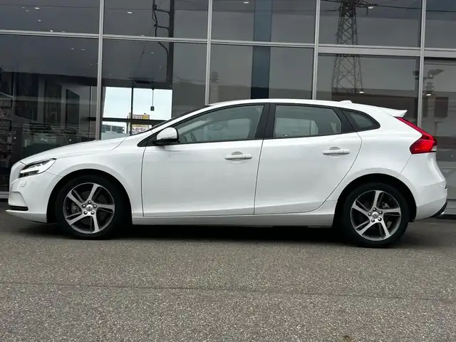 ボルボ Ｖ４０ D4 モメンタム 富山県 2018(平30)年 4.4万km 白 純正HDDナビ/Bluetooth接続/AM/FMラジオ/DVD/CD再生/USB接続/フルセグTV/前後ドラレコ/アイドリングストップ/バックカメラ/プッシュスタート/ACC/ETC/コーナーセンサー/ブラインドスポット/衝突軽減/車線逸脱防止/盗難防止装置