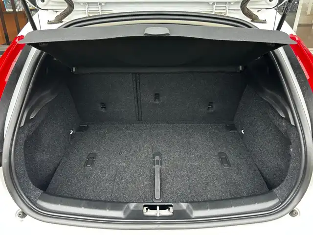 ボルボ Ｖ４０ D4 モメンタム 富山県 2018(平30)年 4.4万km 白 純正HDDナビ/Bluetooth接続/AM/FMラジオ/DVD/CD再生/USB接続/フルセグTV/前後ドラレコ/アイドリングストップ/バックカメラ/プッシュスタート/ACC/ETC/コーナーセンサー/ブラインドスポット/衝突軽減/車線逸脱防止/盗難防止装置