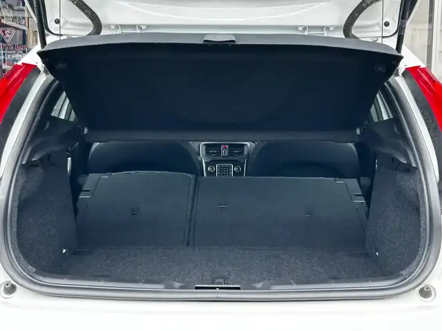 ボルボ Ｖ４０ D4 モメンタム 富山県 2018(平30)年 4.4万km 白 純正HDDナビ/Bluetooth接続/AM/FMラジオ/DVD/CD再生/USB接続/フルセグTV/前後ドラレコ/アイドリングストップ/バックカメラ/プッシュスタート/ACC/ETC/コーナーセンサー/ブラインドスポット/衝突軽減/車線逸脱防止/盗難防止装置