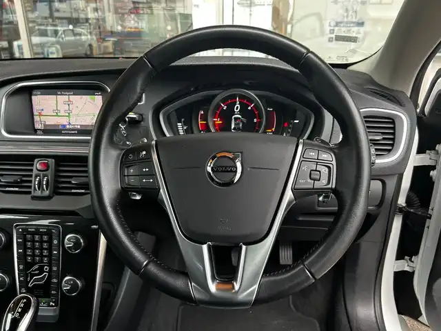 ボルボ Ｖ４０ D4 モメンタム 富山県 2018(平30)年 4.4万km 白 純正HDDナビ/Bluetooth接続/AM/FMラジオ/DVD/CD再生/USB接続/フルセグTV/前後ドラレコ/アイドリングストップ/バックカメラ/プッシュスタート/ACC/ETC/コーナーセンサー/ブラインドスポット/衝突軽減/車線逸脱防止/盗難防止装置