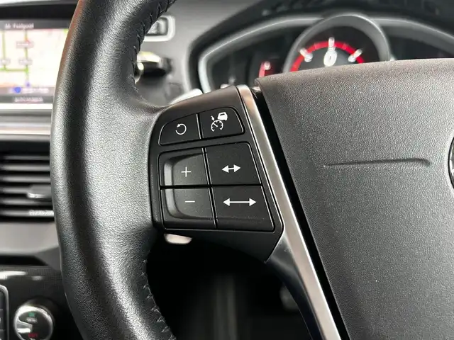 ボルボ Ｖ４０ D4 モメンタム 富山県 2018(平30)年 4.4万km 白 純正HDDナビ/Bluetooth接続/AM/FMラジオ/DVD/CD再生/USB接続/フルセグTV/前後ドラレコ/アイドリングストップ/バックカメラ/プッシュスタート/ACC/ETC/コーナーセンサー/ブラインドスポット/衝突軽減/車線逸脱防止/盗難防止装置