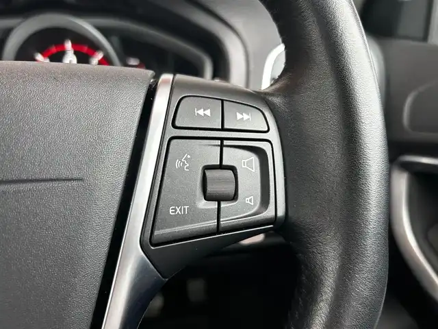 ボルボ Ｖ４０ D4 モメンタム 富山県 2018(平30)年 4.4万km 白 純正HDDナビ/Bluetooth接続/AM/FMラジオ/DVD/CD再生/USB接続/フルセグTV/前後ドラレコ/アイドリングストップ/バックカメラ/プッシュスタート/ACC/ETC/コーナーセンサー/ブラインドスポット/衝突軽減/車線逸脱防止/盗難防止装置